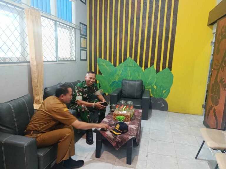 Ngobrol Sambil Bangun Bangsa”, Bati Tuud Koramil 0825-21 Kalipuro Komsos Strategis dengan Kepala SMKN 1 Kalipuro
