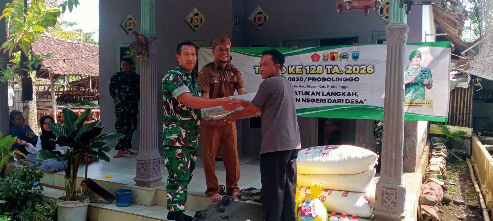 Kegiatan Non Fisik TMMD Ke-128, Dinas Ketahanan Pangan Berikan Bantuan Sembako kepada Warga Desa Brabe.