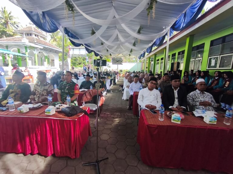 Di Balik Wisuda MTs NU Gombengsari, Koramil 0825/21 Kalipuro Jaga Khidmatnya Haflah Akhirussanah